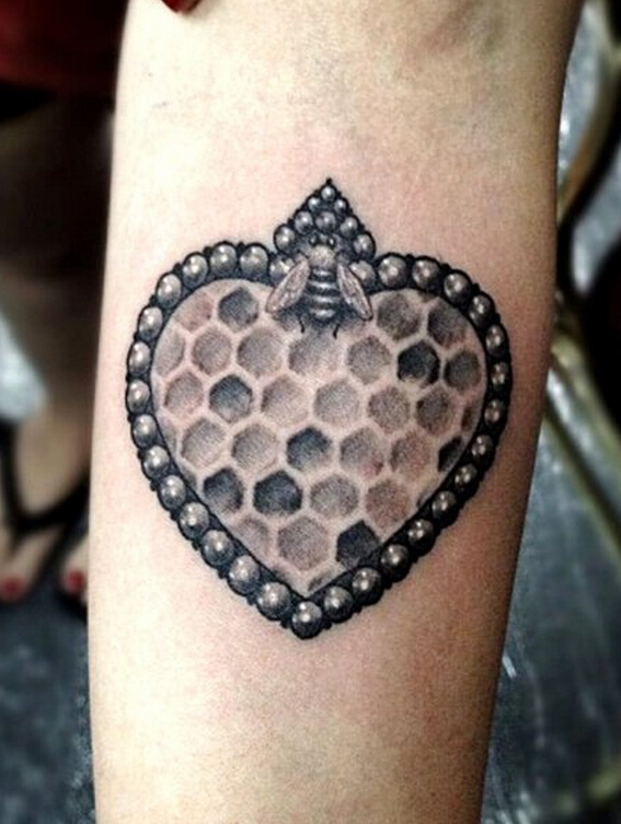 小臂上爱心蜂巢纹身