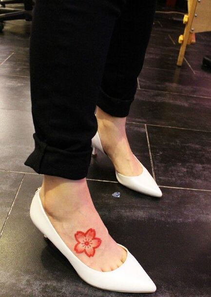 脚部粉嫩樱花纹身图案