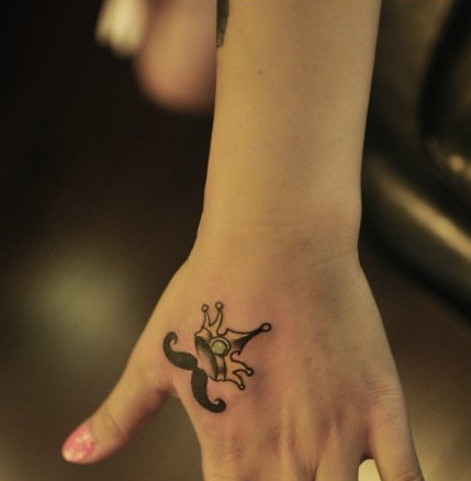 虎口小胡子与皇冠纹身图案