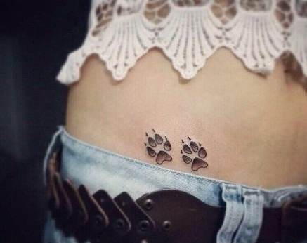 腹部两只小熊掌纹身图案