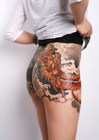 女性臀部龙纹身图案