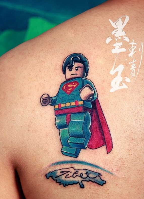背部彩色超人纹身图案