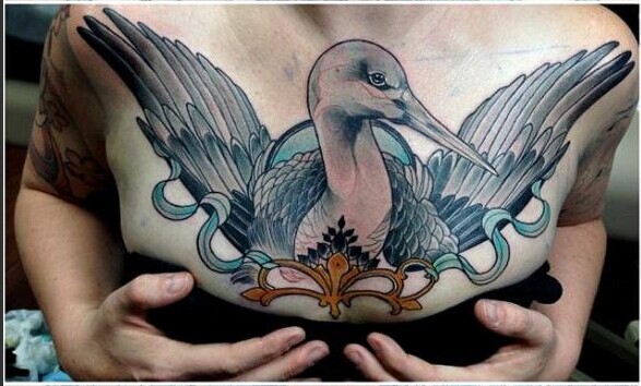 性感美女胸部好看的天鹅纹身