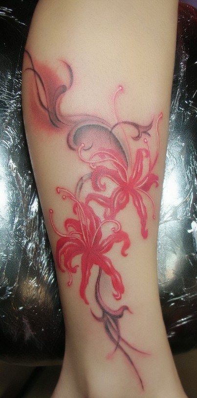 女生小腿上的彼岸花纹身图案