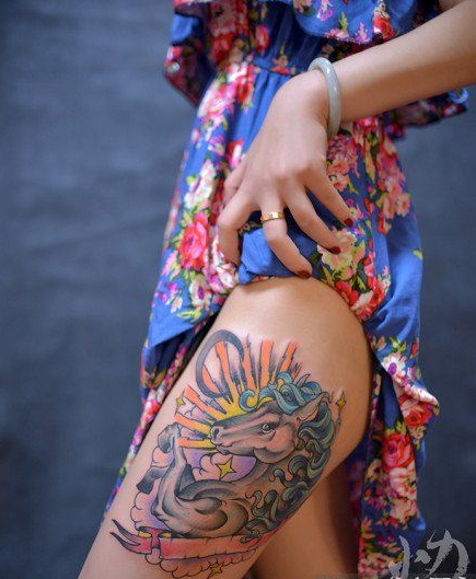 女生腿部时尚经典的马纹身图案