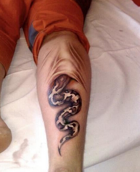 小腿潮流很酷的撕皮蛇纹身