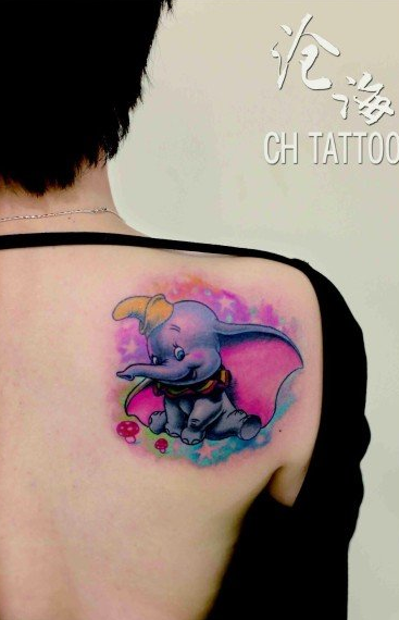 女性背部彩色小象纹身图案
