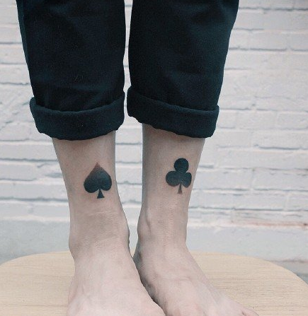 脚腕上的扑克牌纹身图案