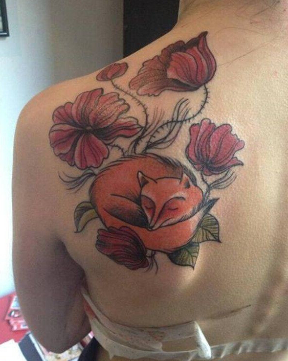 女性背部狐狸纹身图案