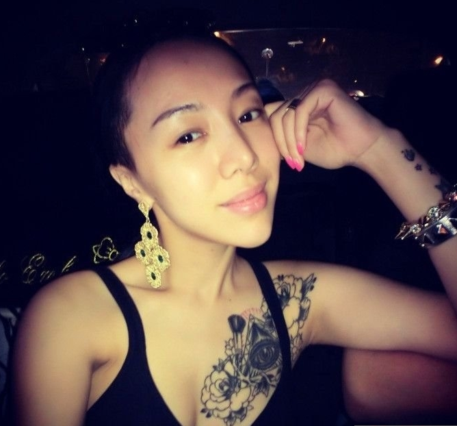 性感美女胸前玫瑰花纹身