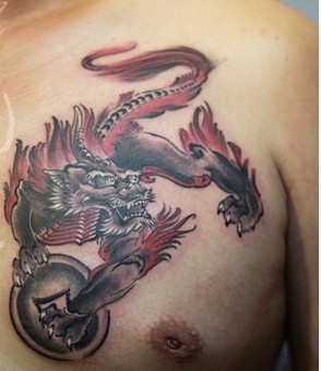个性男性红色麒麟下山纹身