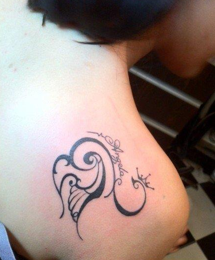 靓女肩背好看的图腾天鹅纹身图案