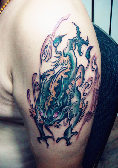 手臂金蝉纹身图案