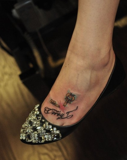 脚部的钥匙与字母纹身图案