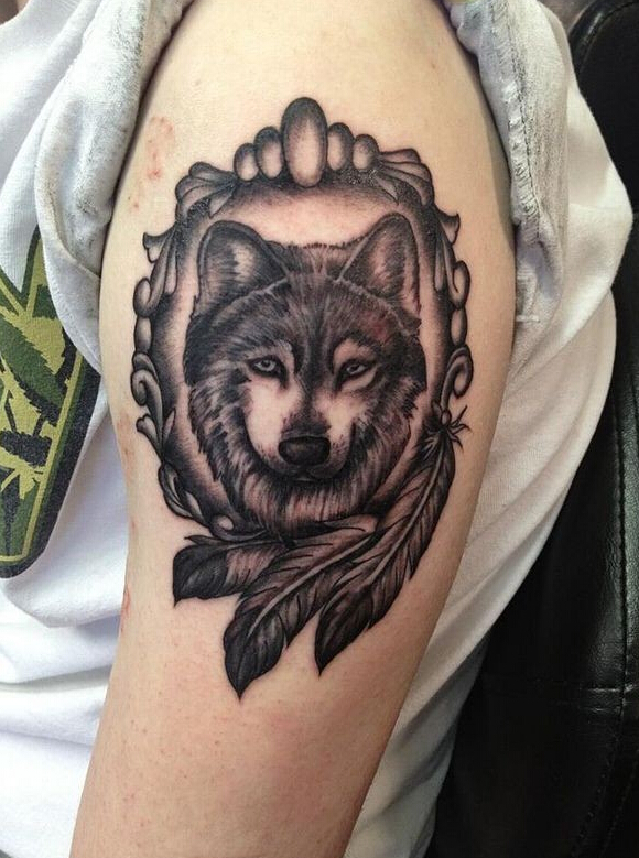 大臂上时尚漂亮的狼头纹身