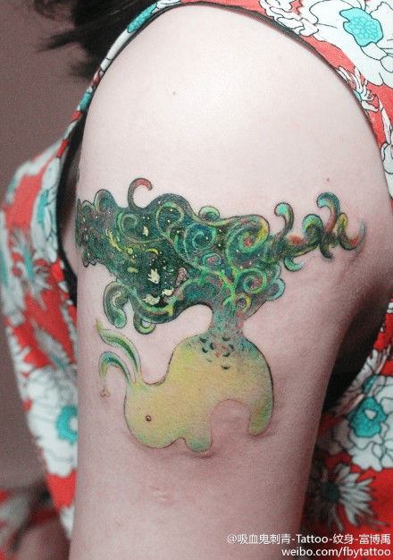 手臂上纹个像小时候无忧无虑，充满幻想的纹身图案