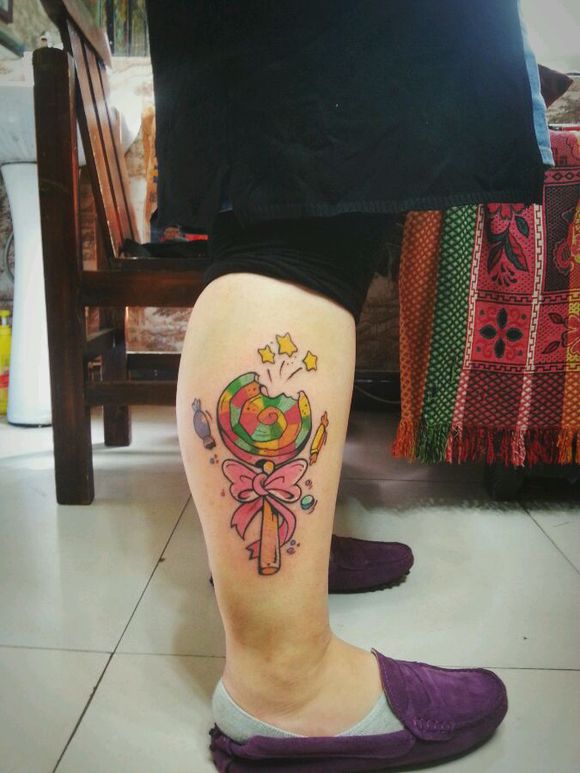 小腿可爱的波板糖纹身图案