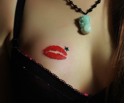 美女性感唇印纹身图案