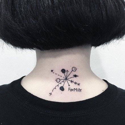 女生颈部个性可爱的纹身图案