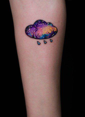 一幅梦幻的彩色乌云纹身图案