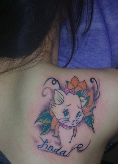美女后背上乖巧的小猫咪纹身图案
