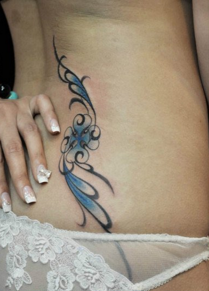 腰部蓝色唯美花纹身图案