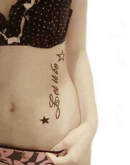 美女侧腹英文五角星纹身图案