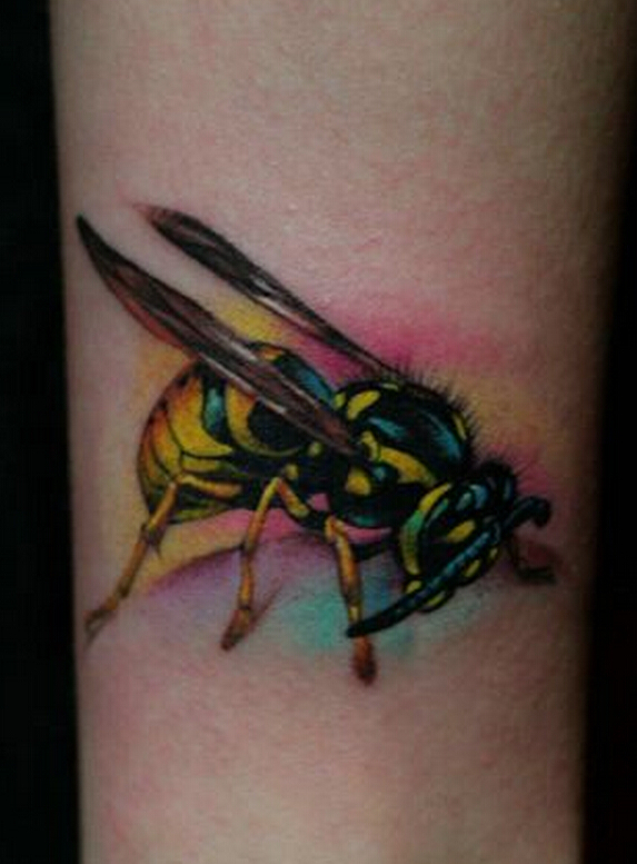 手臂上可爱的小蜜蜂纹身