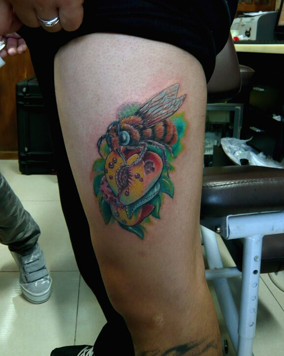 大腿可爱的蜜蜂纹身图案