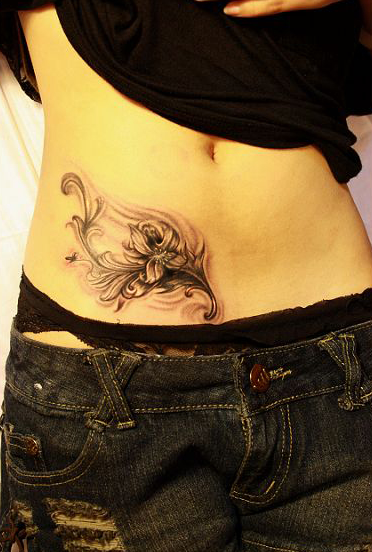 女生腹部花纹身图案