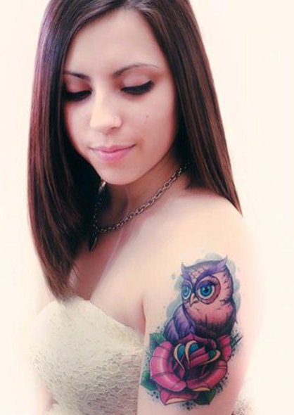 女孩手臂猫头鹰花纹身图案