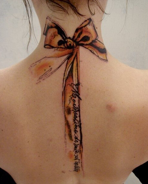 性感美女后背蝴蝶结纹身图案