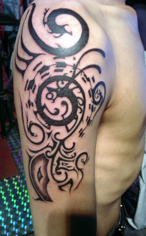 手臂九条龙图腾纹身图案