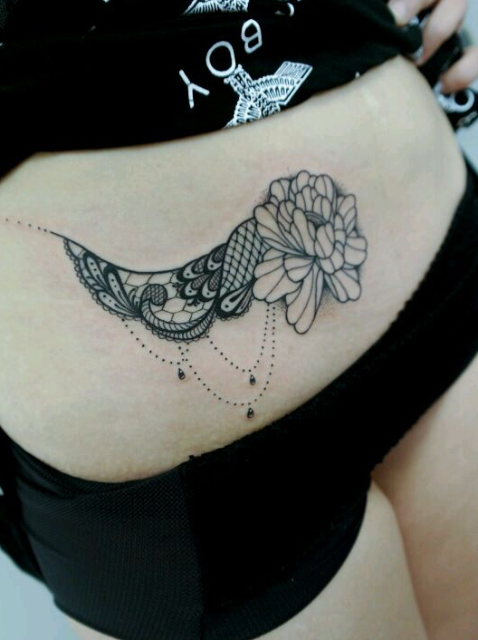 女生腹部蕾丝花纹身图案