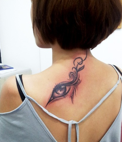 美女后背的藤蔓眼睛纹身图案