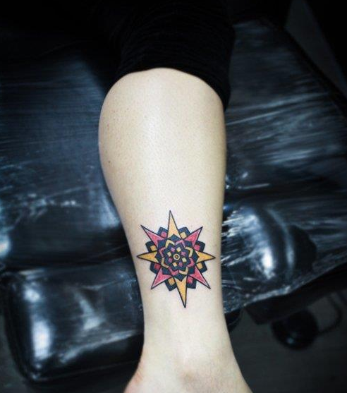 靓女腿部完美典型的图腾星星纹身图案