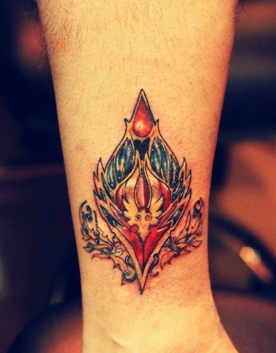 腿部彩色精灵纹身图案