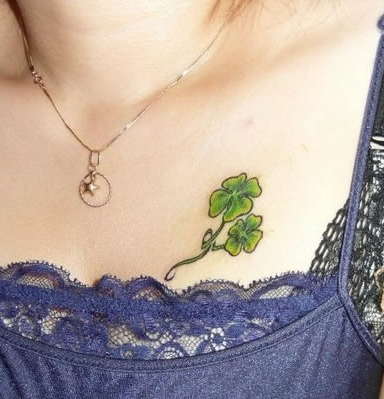 胸部小清新的四叶草纹身图案