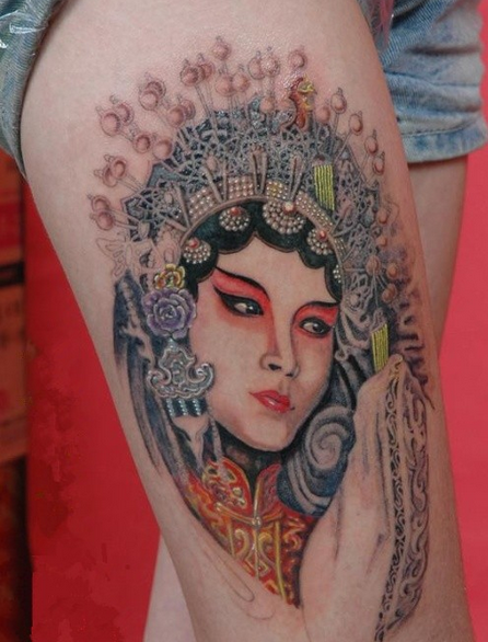 女性大腿上漂亮的花旦图案