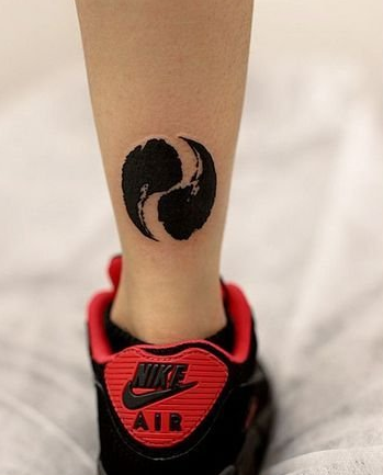 简单大气的太极纹身图案