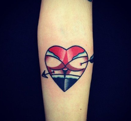 彩色一箭穿心纹身图案