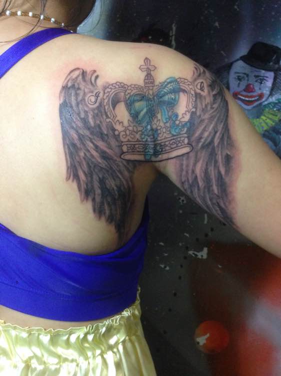 女性手臂漂亮的皇冠翅膀纹身