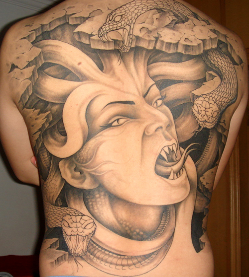 满背凶悍的美杜莎纹身图案