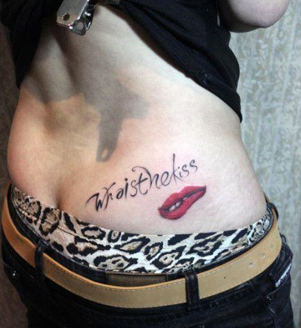 美女臀部精巧的唇印字母纹身图案