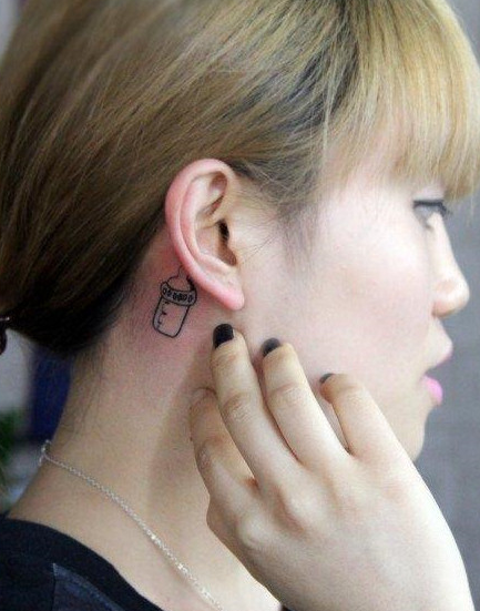 女性耳后小清新奶瓶纹身图案