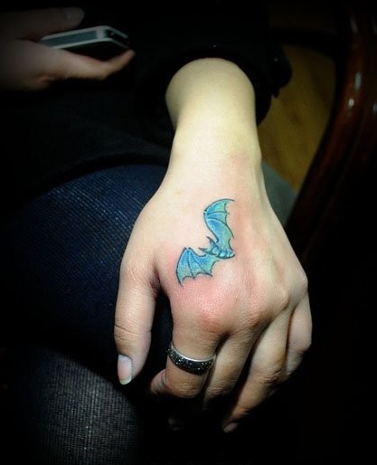 虎口彩色小蝙蝠纹身图案