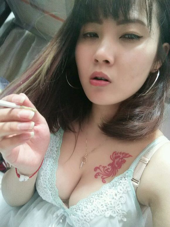 美女胸部性感的凤凰纹身图案