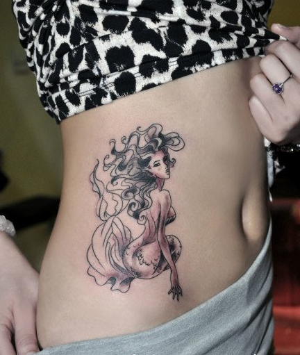 美女腹部潮流精美的美人鱼纹身图案