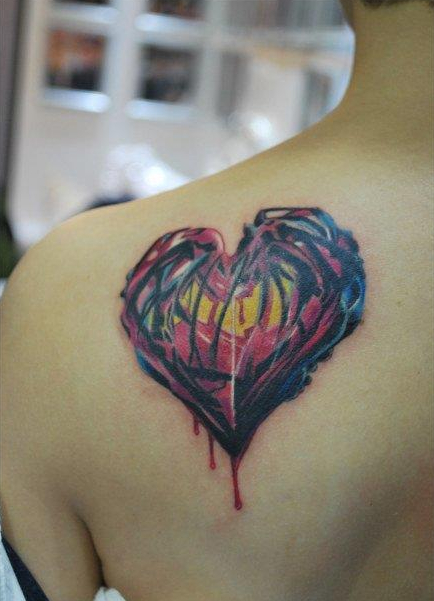 男性肩背潮流美观的爱心纹身图案