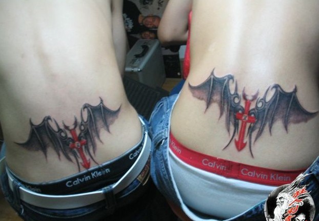 情侣后腰恶魔翅膀十字架纹身